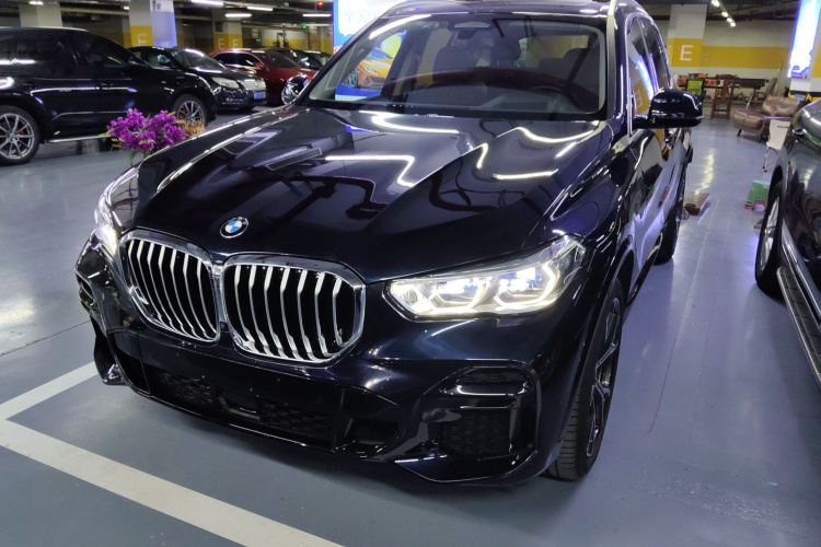 宝马X5(进口) 2022款 xDrive40i 尊享型 M运动套装车身外观2