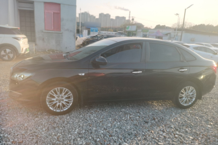 别克 英朗 2015款 15N 自动豪华型车身外观4