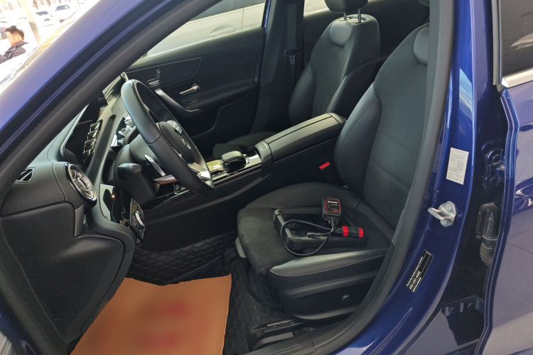 奔驰A级 2020款 改款 A 200 L 运动轿车时尚型中控内饰19