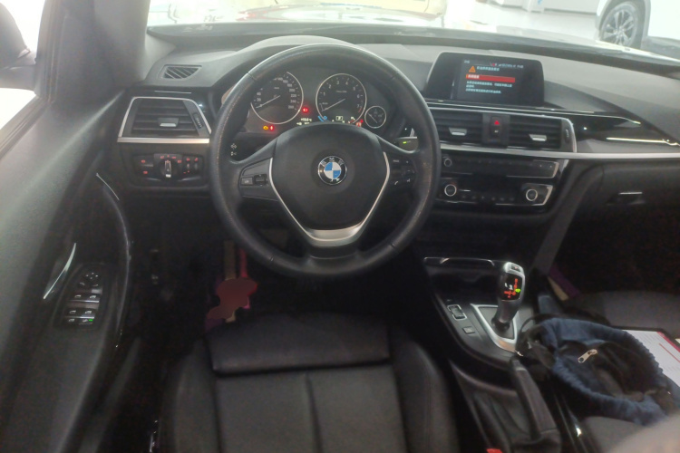 宝马3系GT 2019款 320i 时尚型中控内饰13