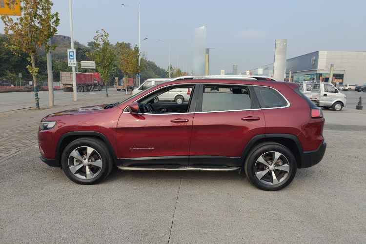 Jeep 自由光 2020款 2.0T 两驱领先版车身外观4