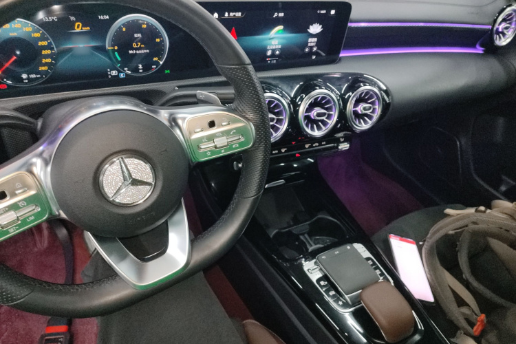 奔驰A级 2019款 A 200 L 运动轿车中控内饰12