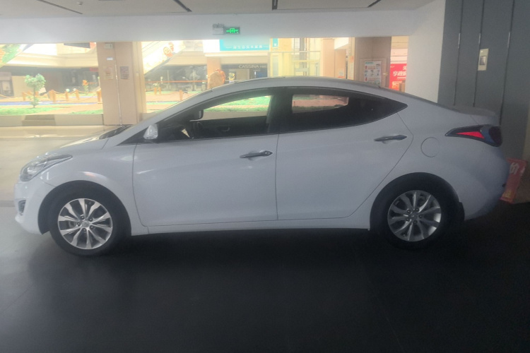 现代 朗动 2016款 1.6L 自动尊贵型车身外观4