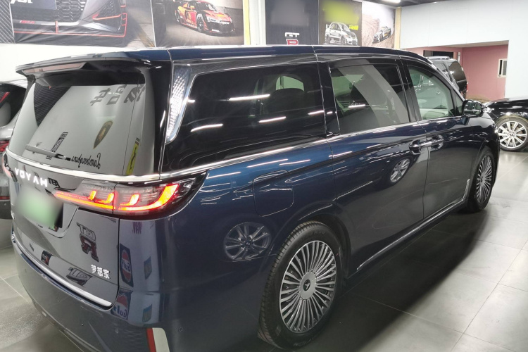岚图汽车 岚图梦想家 2025款 PHEV 四驱旗舰鲲鹏版车身外观6005