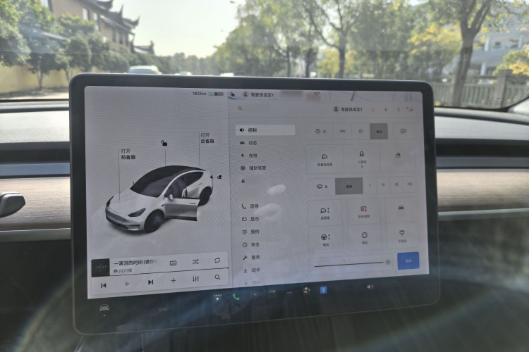 特斯拉 Model Y 2021款 长续航全轮驱动版中控内饰7002