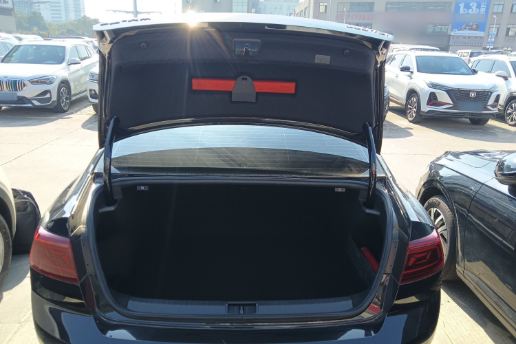 大众 迈腾 2023款 200万辆纪念版 330TSI DSG领先型机舱底盘23