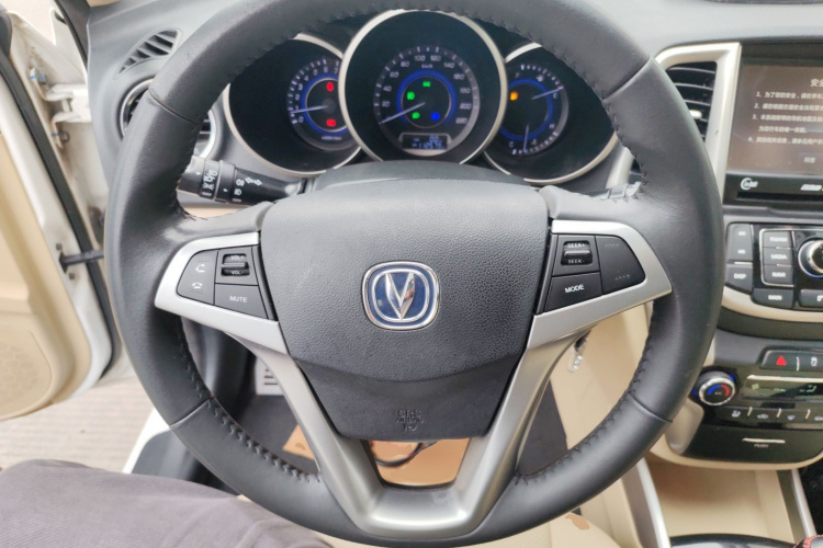 长安 逸动 2015款 1.6L 手动豪华型 国V中控内饰13