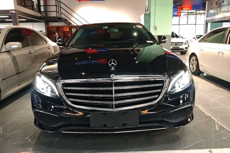 奔驰E级 2020款 改款 E 300 L 运动时尚型车身外观2