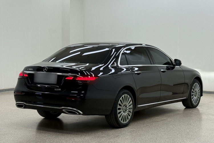 奔驰E级 2023款 改款 E 300 L 时尚型车身外观6005