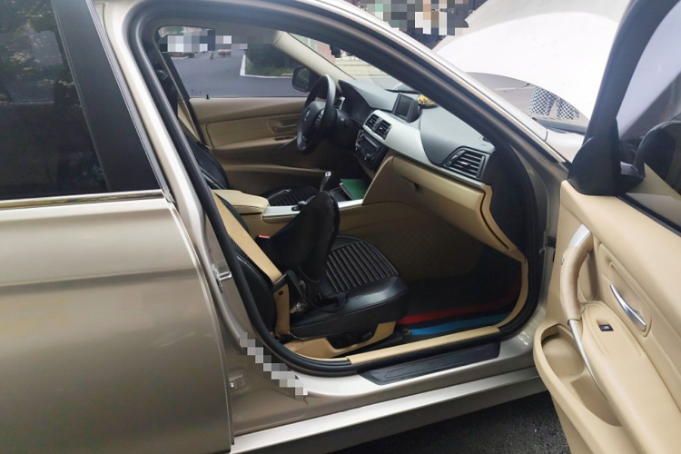 宝马3系 2015款 320i 超悦版时尚型局部细节9005