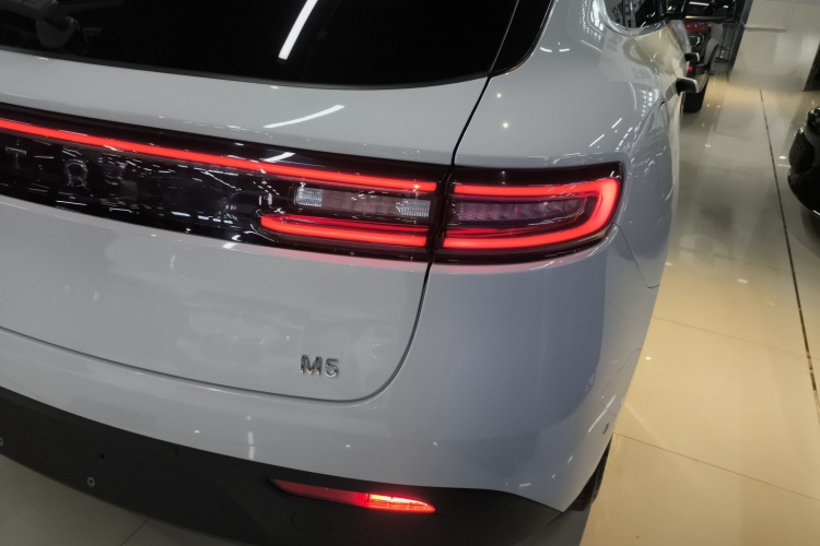 鸿蒙智行 问界M5 2022款 增程四驱至臻版车身外观6006