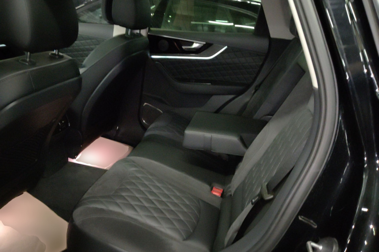 红旗HS5 2019款 2.0T 智联旗领四驱版中控内饰7004