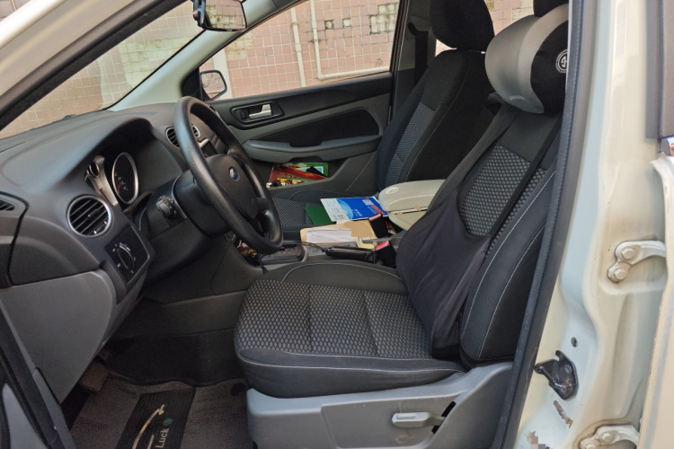 福特 福克斯 2013款 两厢经典 1.8L 自动基本型中控内饰19