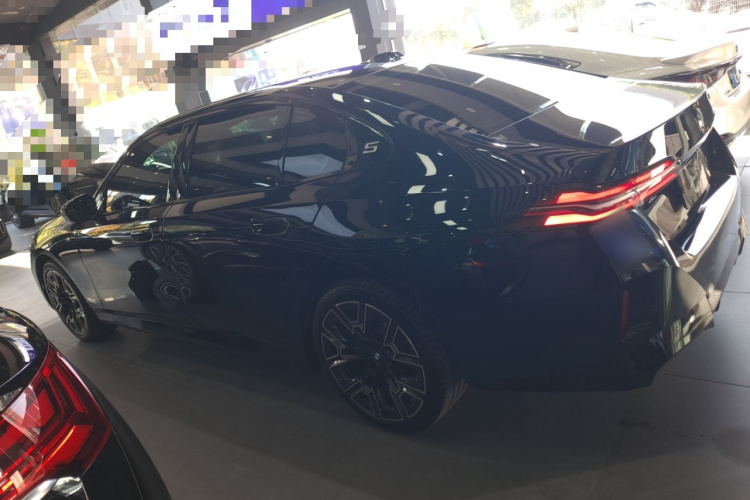 宝马5系 2025款 530Li 尊享型 M运动套装车身外观4