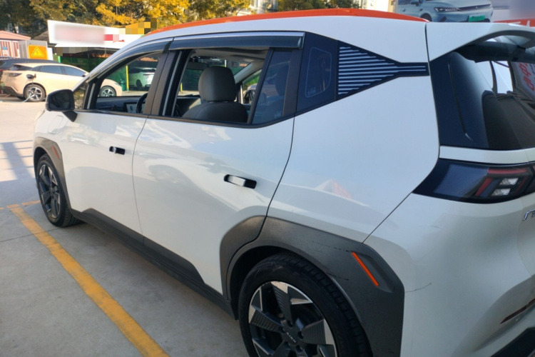 埃安 AION Y 2022款 70 智领版 磷酸铁锂车身外观4