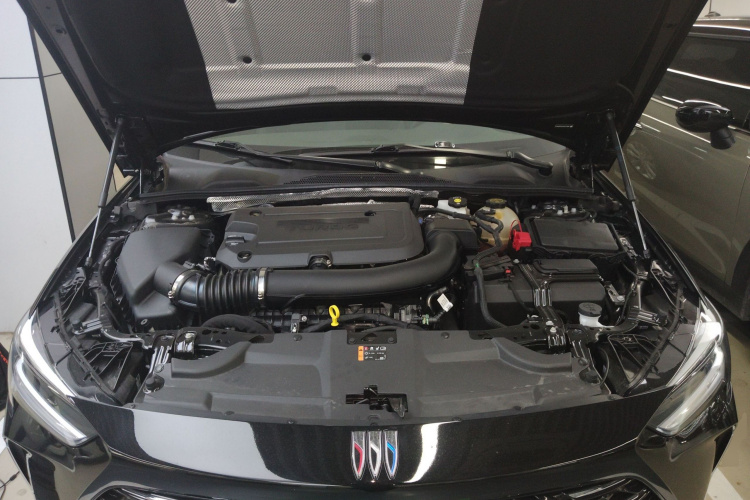 别克 君威 2024款 改款 28T 纵享版机舱底盘24