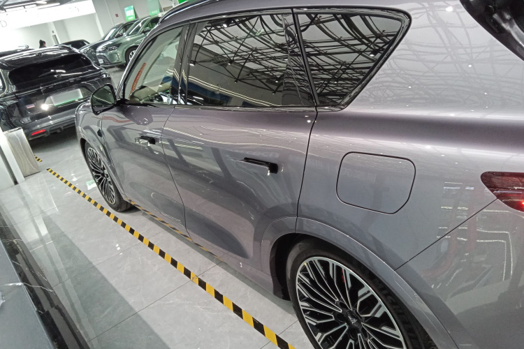 岚图汽车 岚图FREE 2025款 FREE+ 四驱乾崑版车身外观4