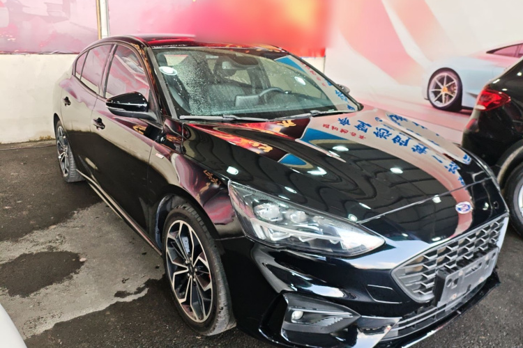福特 福克斯 2020款 三厢 EcoBoost 180 自动ST Line车身外观3