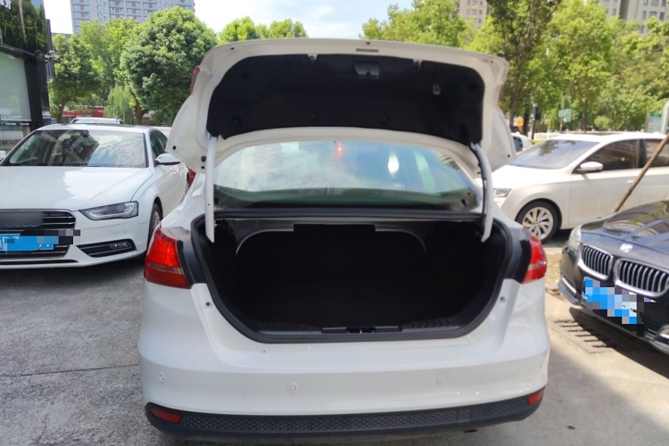 福特 福克斯 2018款 三厢经典 1.6L 自动风尚型智行版中控内饰23