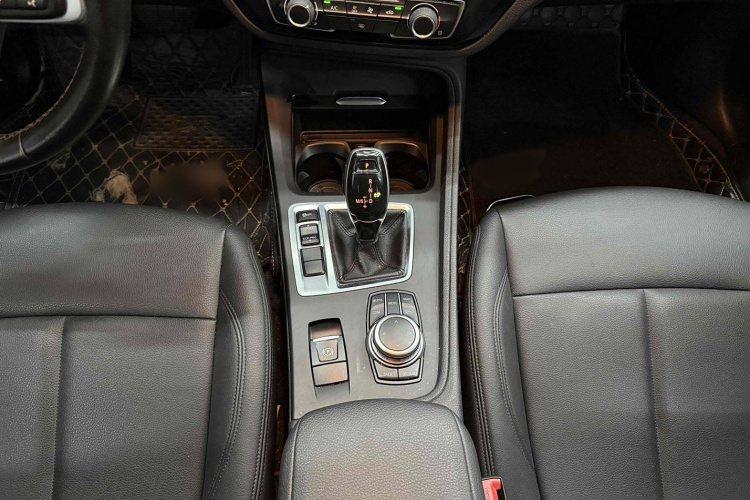 宝马1系 2022款 120i M运动版中控内饰7004