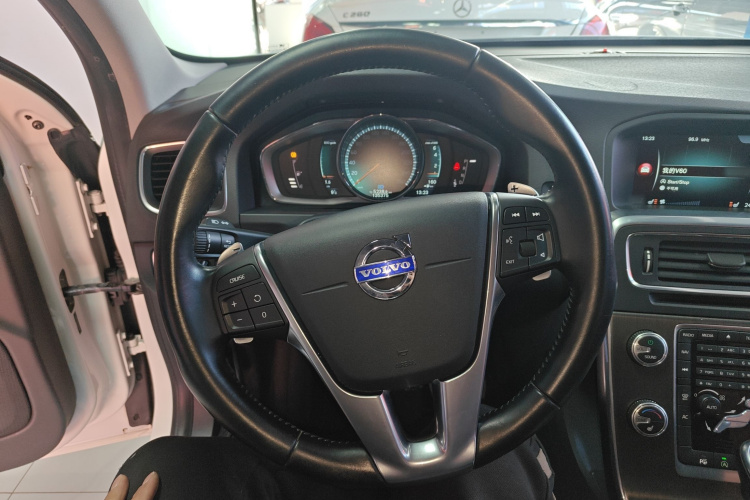 沃尔沃V60 2015款 T5 智雅版中控内饰13
