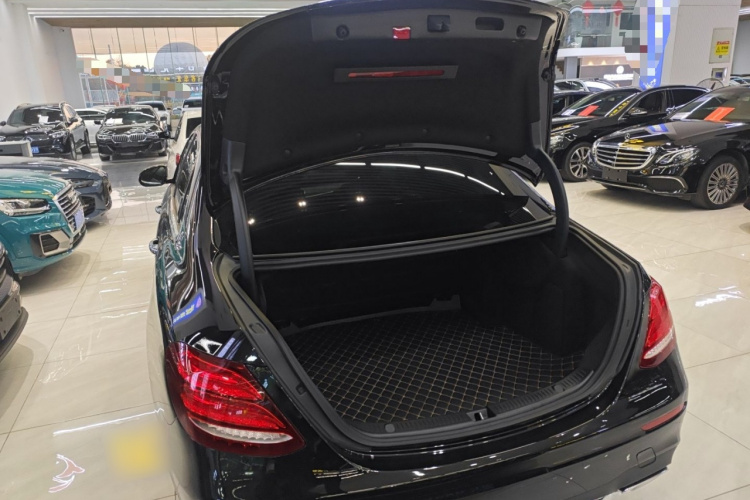 奔驰E级 2020款 改款 E 300 L 运动时尚型机舱底盘23