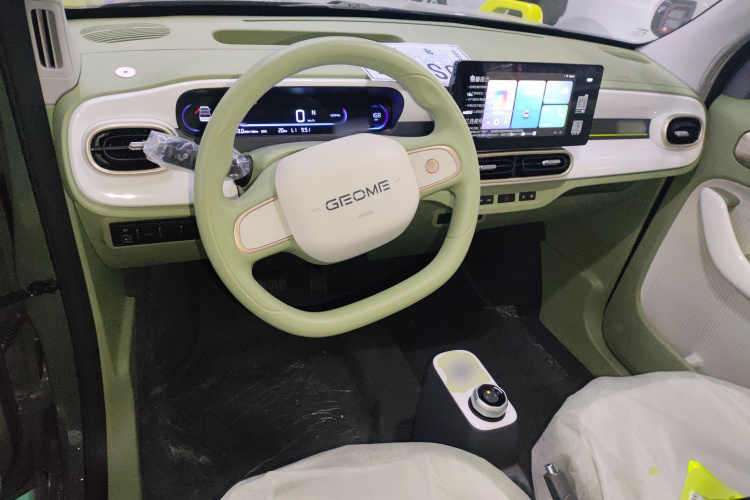 吉利银河 2025款 210km 熊猫骑士中控内饰12