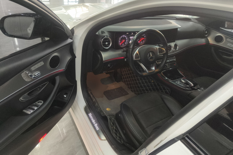 奔驰E级 2017款 改款 E 300 运动型中控内饰20