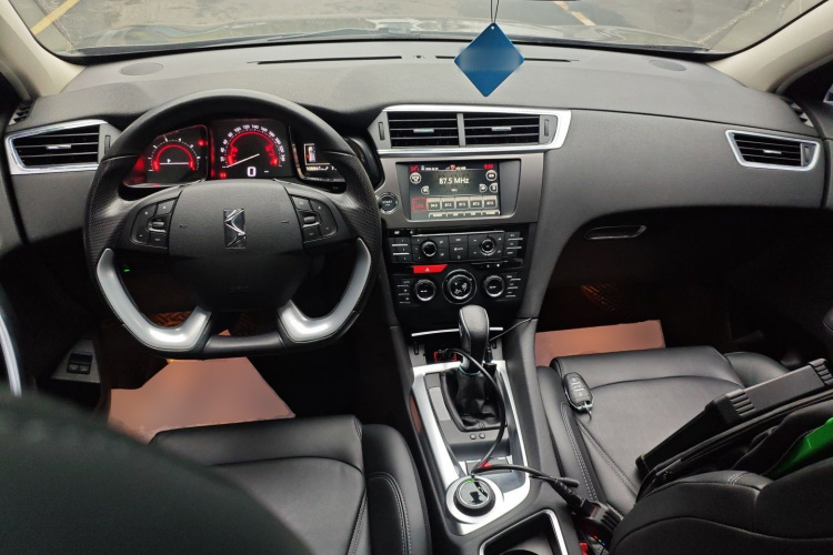 DS 6 2016款 1.6T 豪华版THP160中控内饰7002