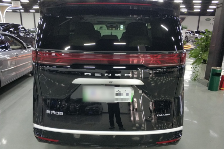 腾势D9 2024款 DM-i 980 四驱旗舰型车身外观6