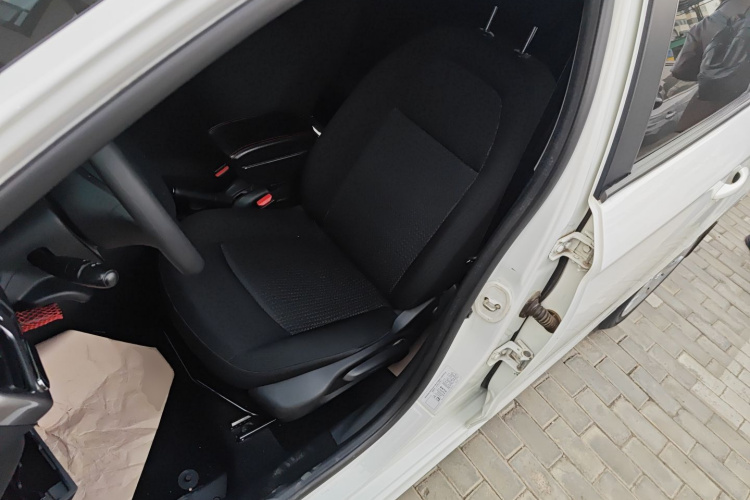 标致301 2014款 1.6L 手动舒适版局部细节19