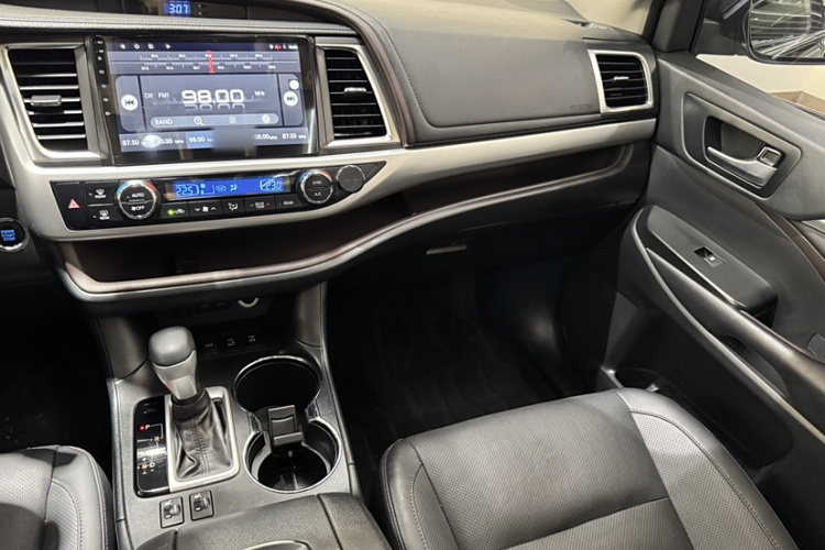 丰田 汉兰达 2018款 2.0T 四驱豪华版 7座 国V中控内饰7002