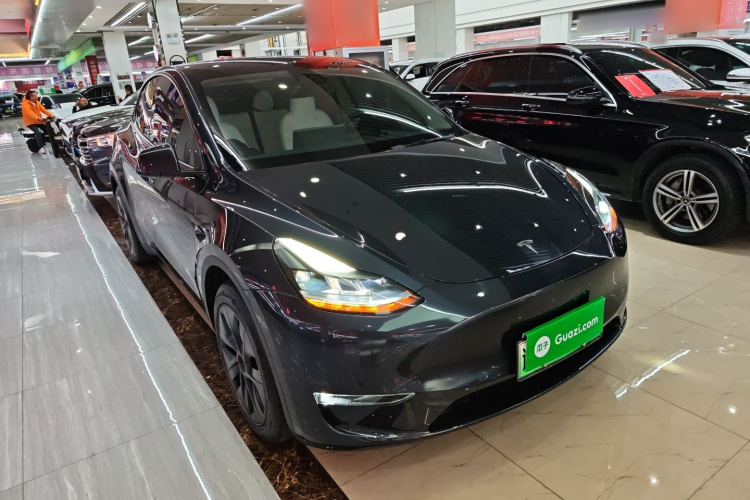 特斯拉 Model Y 2024款 长续航全轮驱动版车身外观3