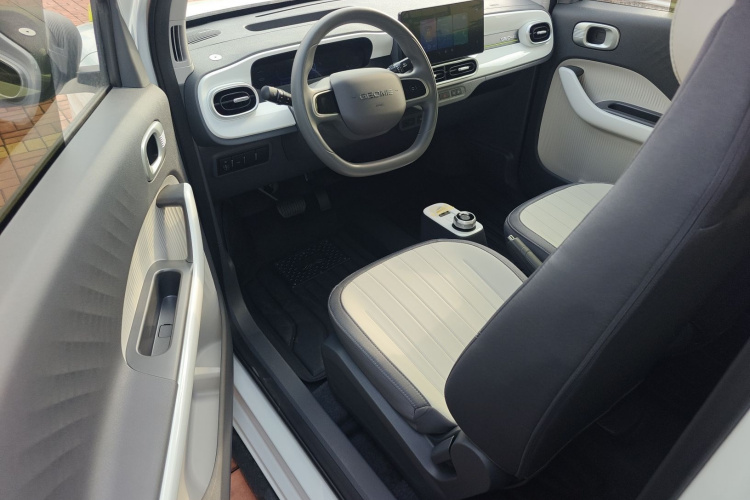 吉利银河 2025款 210km 熊猫骑士中控内饰19