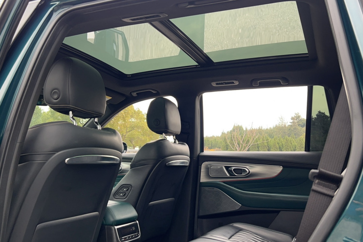 广汽传祺 传祺GS8 2022款 领航系列 2.0TGDI 两驱尊贵版（七座）中控内饰7005