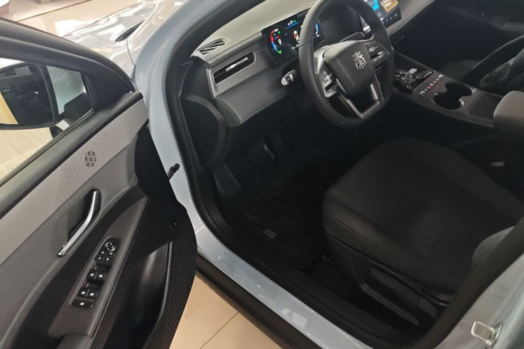 比亚迪 秦PLUS 2025款 DM-i 智驾版 128KM进取型中控内饰7003