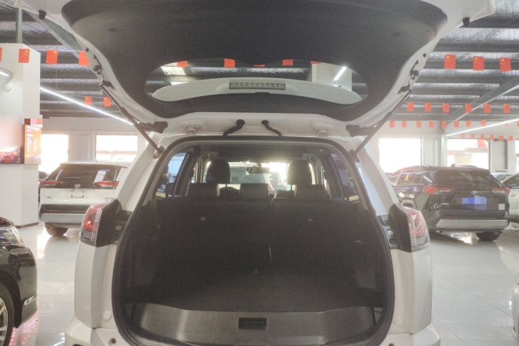 丰田 RAV4荣放 2016款 2.5L 自动四驱精英版机舱底盘23