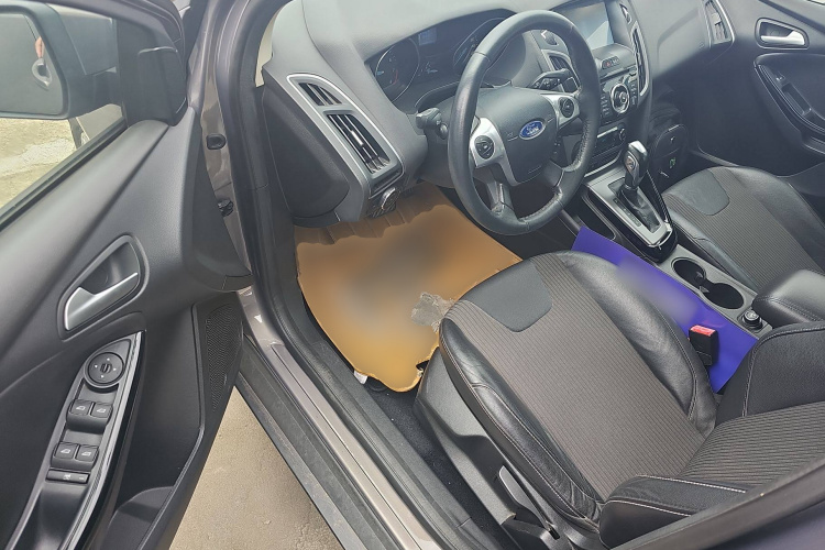 福特 福克斯 2012款 三厢 1.6L 自动风尚型中控内饰7003