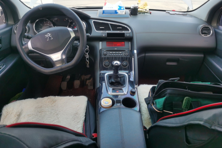 标致3008 2015款 2.0L 手动经典版中控内饰12