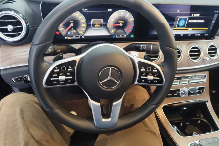 奔驰E级 2020款 改款 E 300 L 时尚型中控内饰13