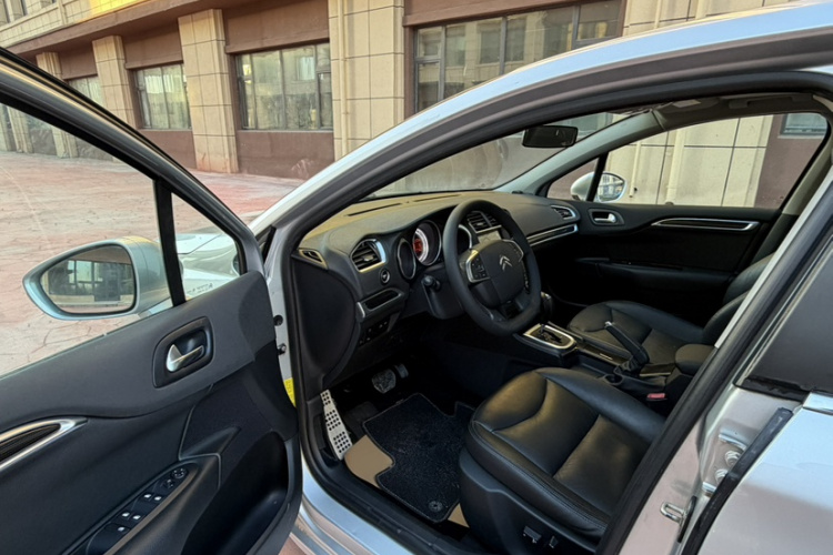 雪铁龙C4L 2015款 1.6T 自动尊贵版中控内饰7002