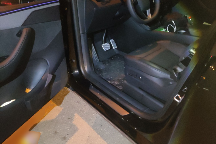 特斯拉 Model Y 2025款 改款 长续航全轮驱动版中控内饰20