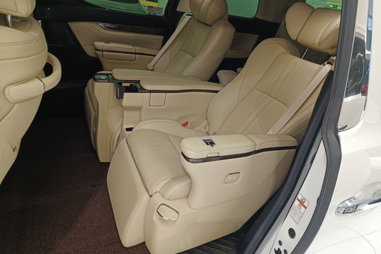 丰田 埃尔法 2021款 双擎 2.5L 尊贵版中控内饰21