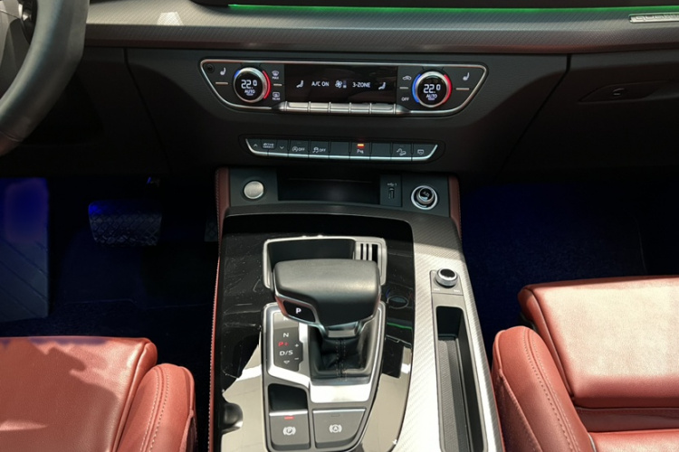 奥迪Q5L 2023款 40T 豪华动感型中控内饰7010