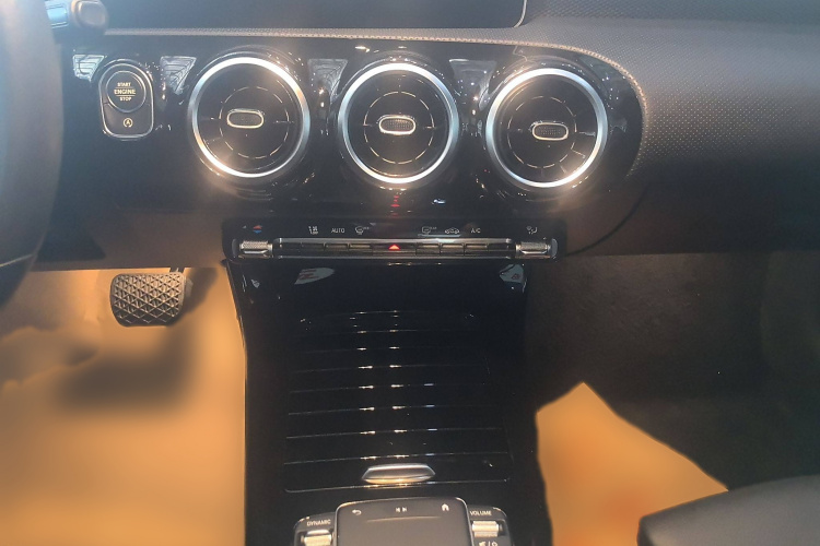 奔驰A级 2020款 改款 A 180 L 运动轿车局部细节16