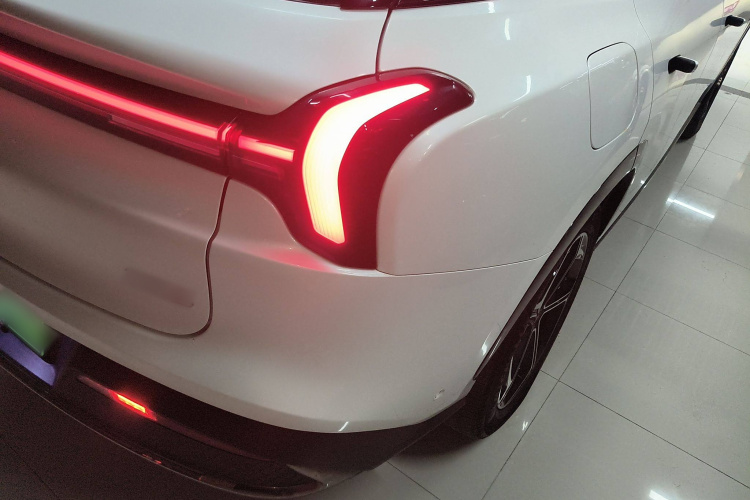 哪吒汽车 哪吒L 2024款 增程 220 闪充版车身外观6006