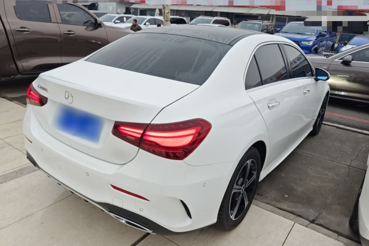 奔驰A级 2024款 改款 A 200 L 时尚型车身外观7