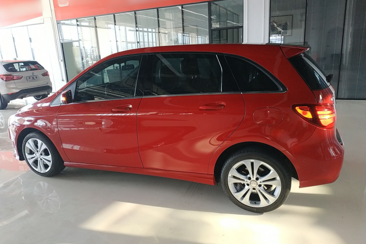 奔驰B级 2015款 B 200 时尚型车身外观4