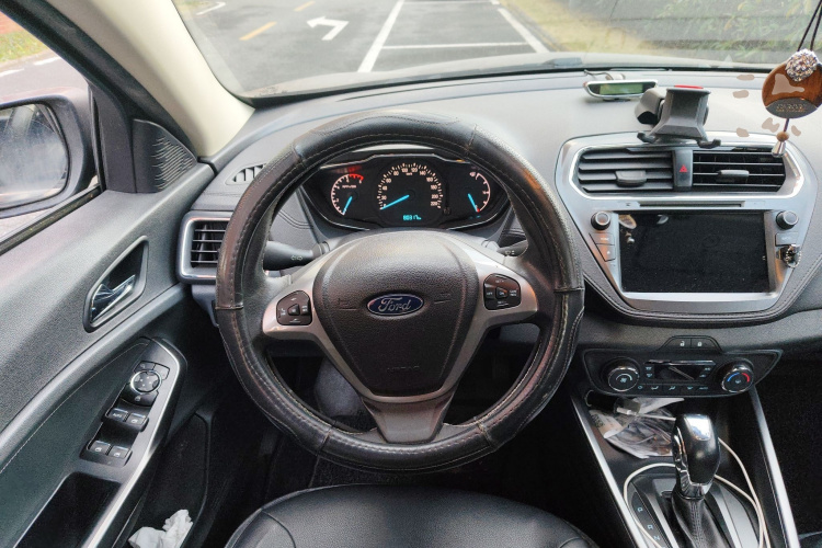 福特 福睿斯 2015款 1.5L 自动时尚型中控内饰13