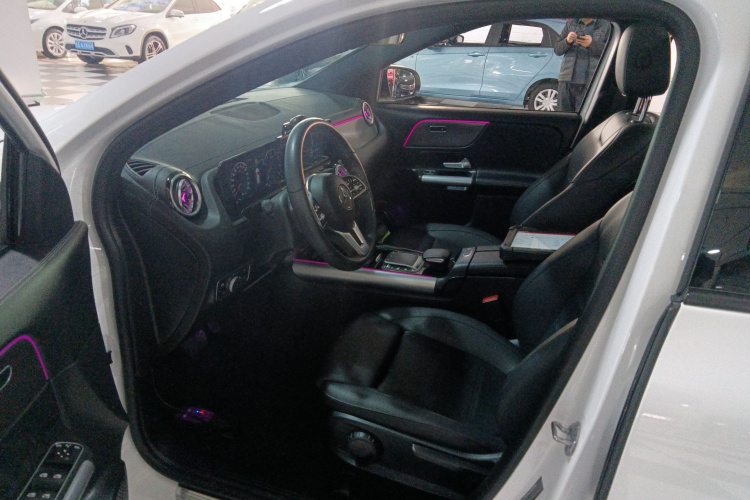 奔驰GLA 2022款 GLA 220 4MATIC中控内饰19